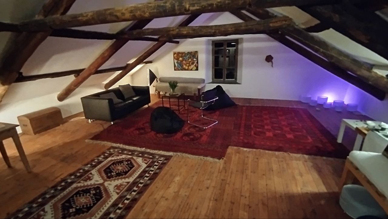 Seminarraum im Dachgeschoss mit Holzbalken